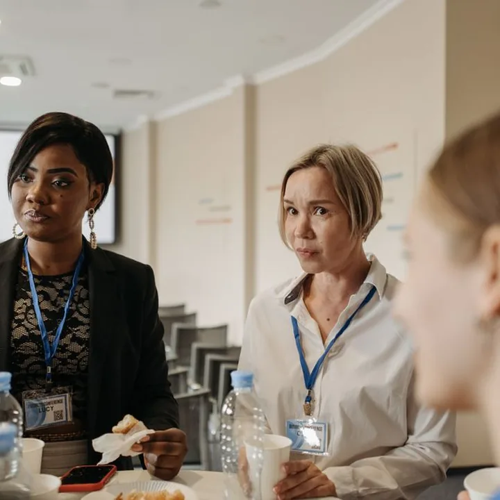Des professionnels échangent pendant une pause de conférence