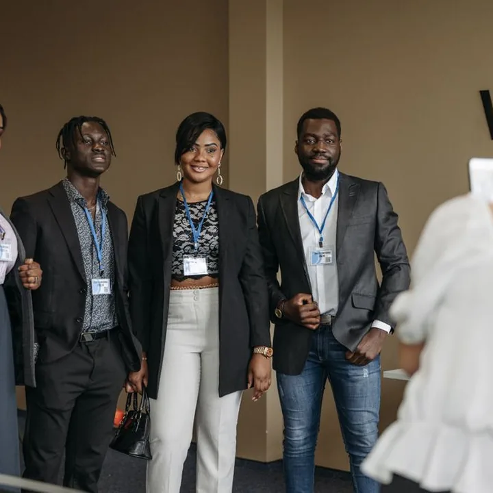 Des participants posent ensemble lors d’un événement professionnel