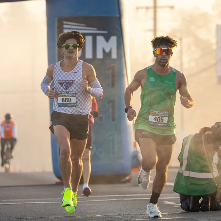 Des coureurs avancent ensemble sur une course sur route