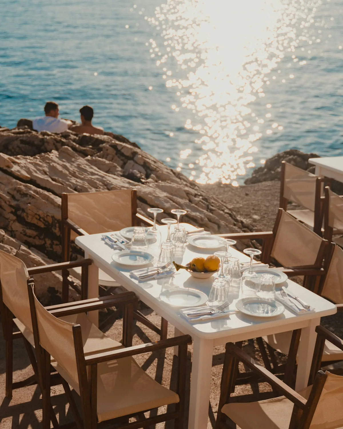 Tables dressées face à la mer pour un moment de groupe sur la Côte d’Azur