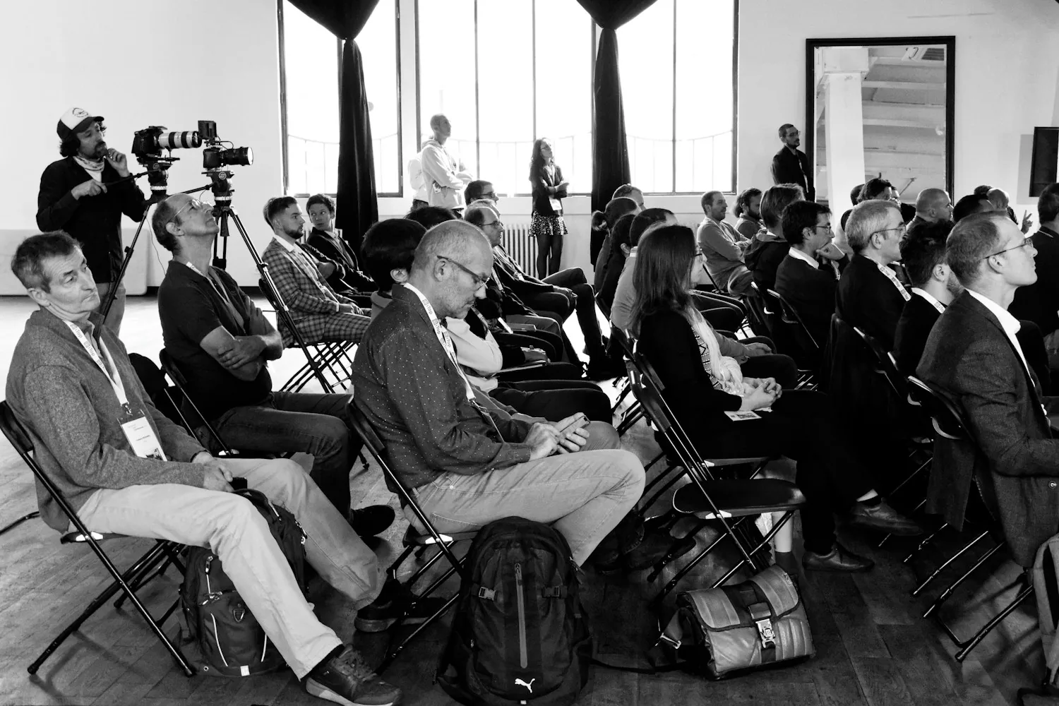 Participants réunis pour écouter une conférence professionnelle à Paris