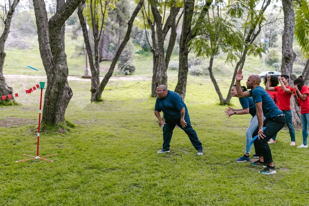 Une équipe participe à un jeu collectif en plein air
