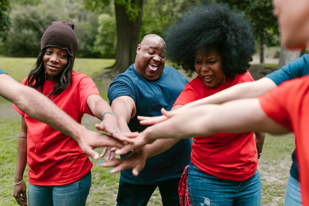Des collègues unissent leurs mains lors d’une activité d’équipe en extérieur
